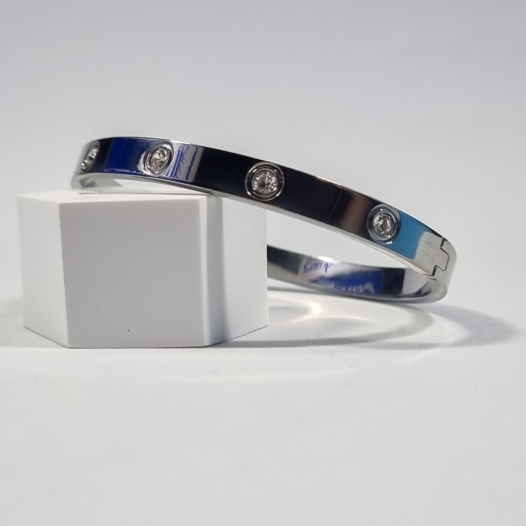 Brazalete plateado con destellos incrustados