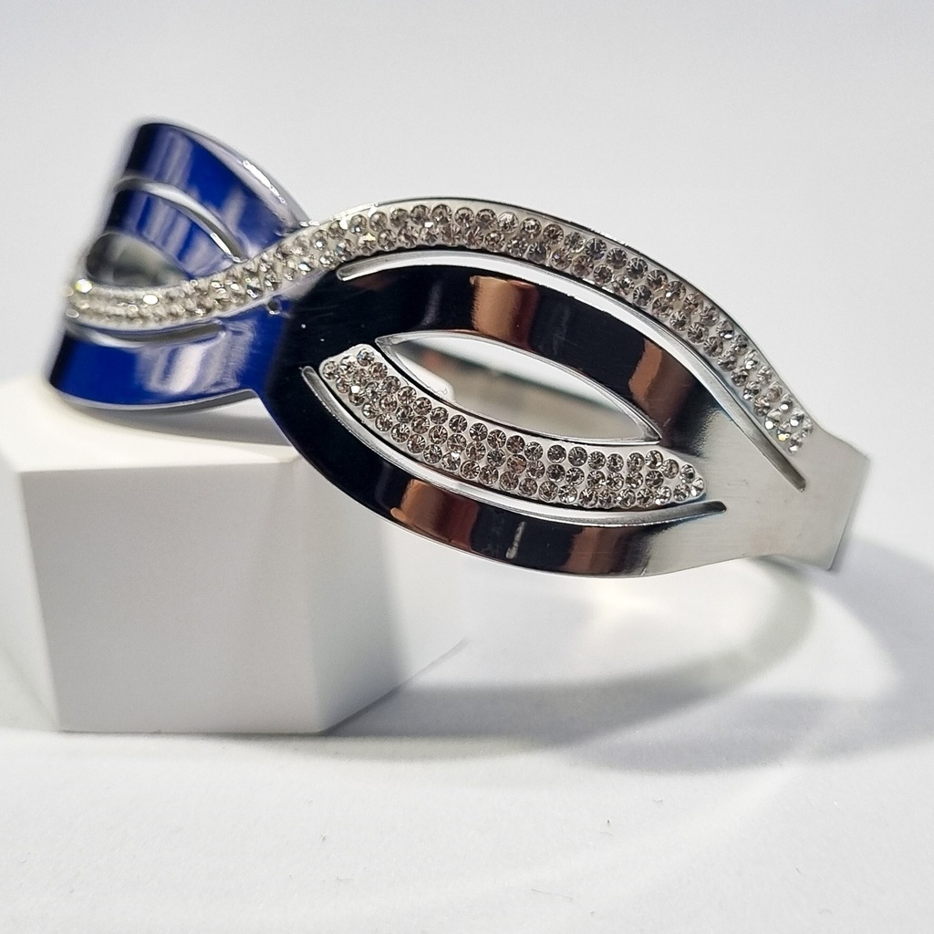 Brazalete plateado con diseño ondulado