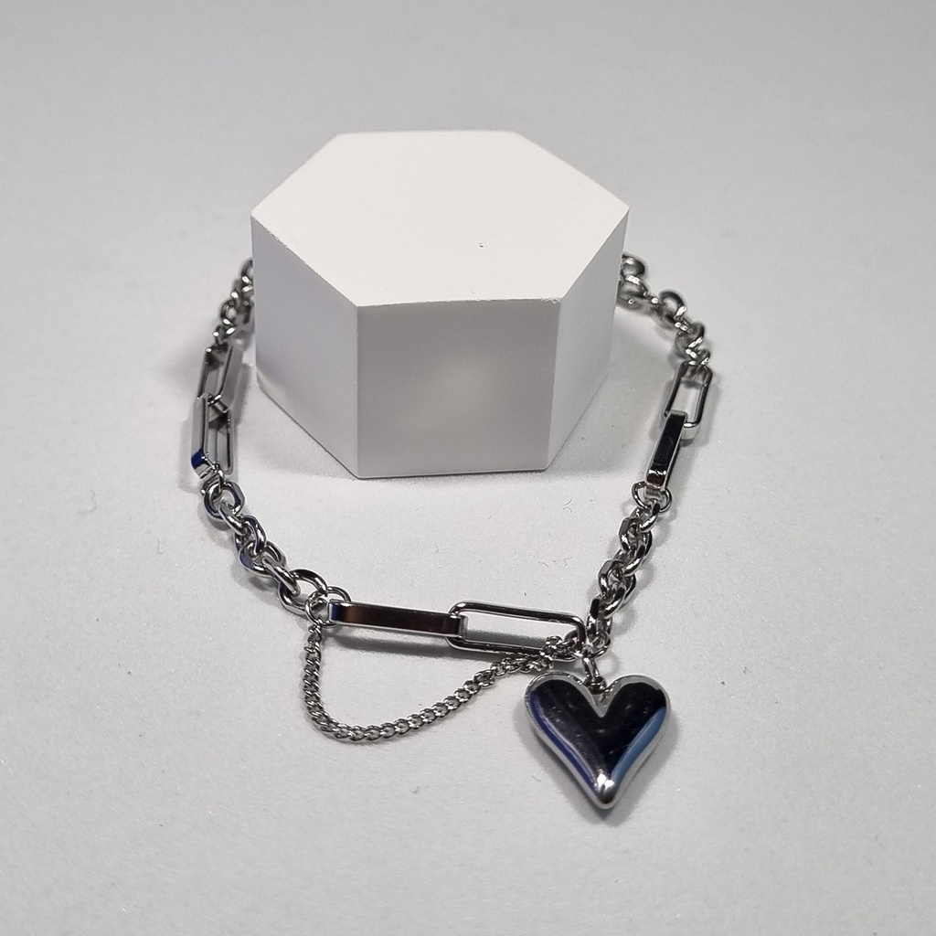 Pulsera plateada con corazón colgante