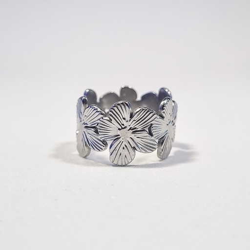 Anillo plateado de flores unidas