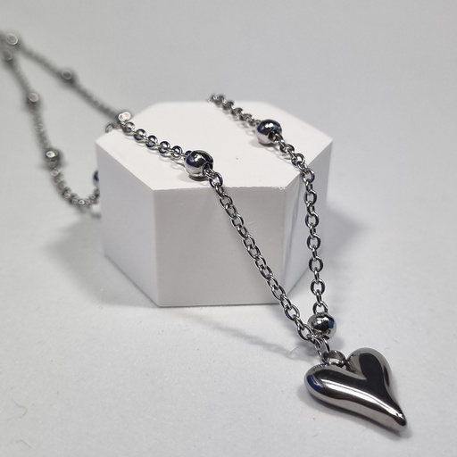 Colgante corazón plateado con cuentas
